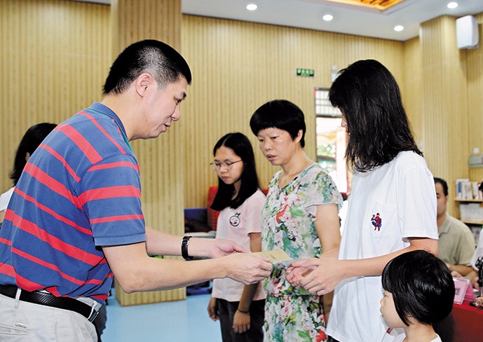 8月26日下午，我集團(tuán)在橋頭鎮(zhèn)第三小學(xué)舉行了2019年助學(xué)金發(fā)放儀式，21名橋頭籍貧困家庭大學(xué)生獲得資助。