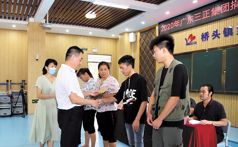 9月15日上午，我集團(tuán)在橋頭鎮(zhèn)第三小學(xué)舉行了2020年助學(xué)金發(fā)放儀式，助理總裁朱保當(dāng)代表我集團(tuán)向23名橋頭籍困難家庭大學(xué)生發(fā)放了17.8萬元助學(xué)金。這是我集團(tuán)連續(xù)第12年資助橋頭籍困難家庭大學(xué)生完成大