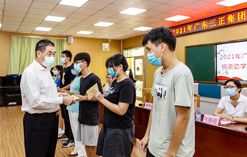 8月27日上午，我集團(tuán)在橋頭鎮(zhèn)第二小學(xué)舉行了2021年助學(xué)金發(fā)放儀式，向23名橋頭籍困難家庭大學(xué)生發(fā)放助學(xué)金17.56萬元。這是我集團(tuán)連續(xù)第13年資助橋頭籍困難家庭大學(xué)生完成大學(xué)學(xué)業(yè)。橋頭鎮(zhèn)三級(jí)調(diào)研員