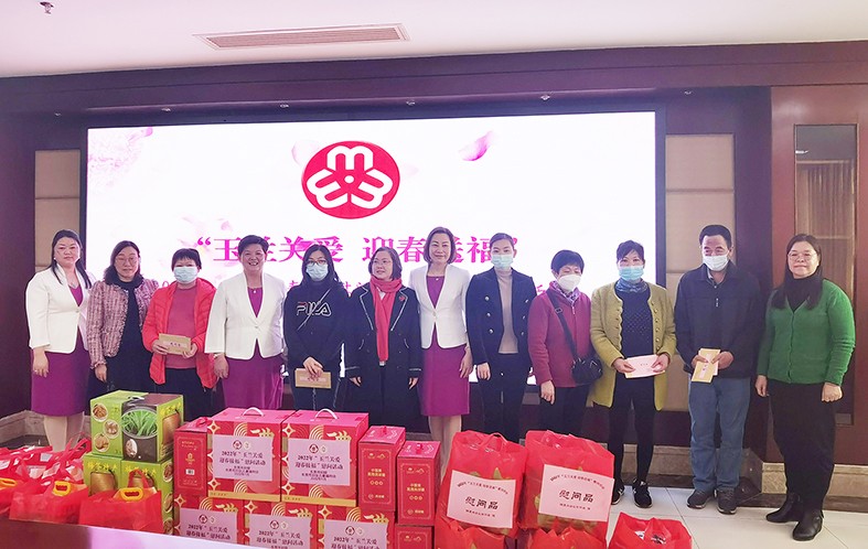 1月19日，東莞市婦聯(lián)及福利會(huì)組織開展了“玉蘭關(guān)愛、迎春送?！?022年春節(jié)慰問困難婦女兒童家庭”活動(dòng)，集團(tuán)培訓(xùn)中心主任劉淑芬代表我集團(tuán)參加了本次活動(dòng)，前往東莞市塘廈鎮(zhèn)、黃江鎮(zhèn)、樟木頭鎮(zhèn)，為17戶家