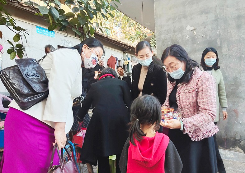 1月19日，東莞市婦聯(lián)及福利會(huì)組織開展了“玉蘭關(guān)愛、迎春送?！?022年春節(jié)慰問困難婦女兒童家庭”活動(dòng)，集團(tuán)培訓(xùn)中心主任劉淑芬代表我集團(tuán)參加了本次活動(dòng)，前往東莞市塘廈鎮(zhèn)、黃江鎮(zhèn)、樟木頭鎮(zhèn)，為17戶家