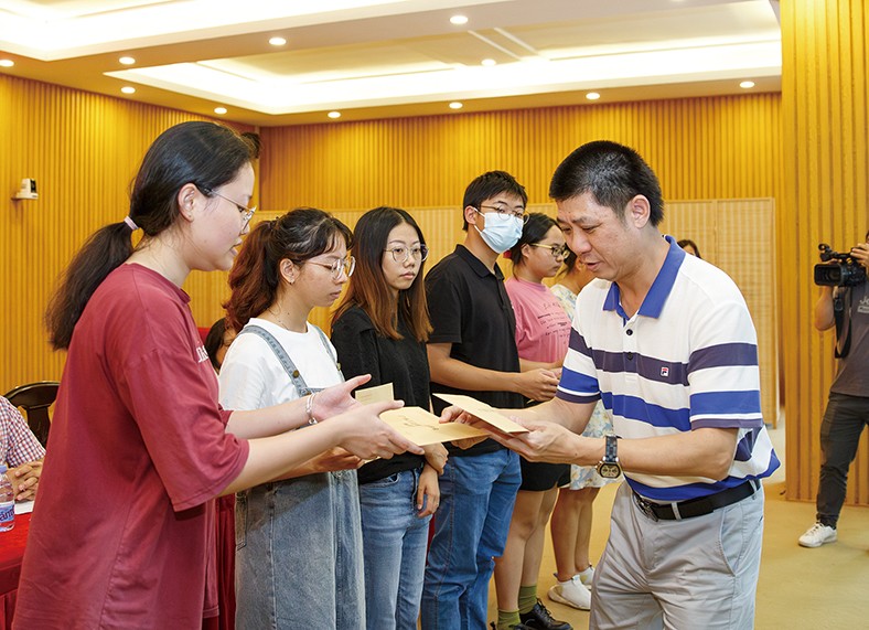 8月29日上午，“2023年廣東三正集團捐資助學金發(fā)放儀式”在橋頭鎮(zhèn)第四小學舉行，為25名橋頭籍困難家庭在讀大學生發(fā)放助學金19.04萬元。