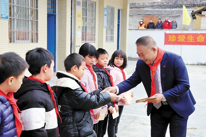 12月25日至26日，我集團(tuán)向捐建學(xué)校師生頒發(fā)“三正獎(jiǎng)教助學(xué)金”合計(jì)23.98萬元。并向三正合水小學(xué)捐贈(zèng)了價(jià)值7.5萬的多媒體教學(xué)設(shè)備，向揭陽鳳湖小學(xué)碧潭三正分校一名病重學(xué)生捐贈(zèng)1萬元助其度過難關(guān)。