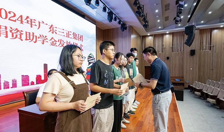 8月27日上午，我集團(tuán)2024年捐資助學(xué)金發(fā)放儀式在橋頭鎮(zhèn)中心小學(xué)舉行，董事長(zhǎng)助理莫永康代表我集團(tuán)向21名受助學(xué)生發(fā)放了助學(xué)金。