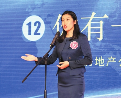 三正地產(chǎn)鄧偉微在首屆三正故事大賽決賽中演繹作品《你有一個閨蜜》。.jpg