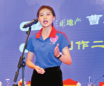 三正地產(chǎn)劉芷菁在三正集團24周年慶典上演繹獲獎作品《遺落的工作日志》。.jpg
