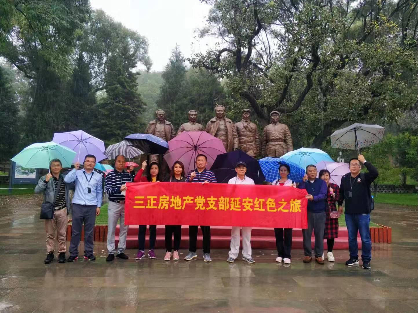 在棗園革命舊址五大書記銅像前合影留念。.jpg