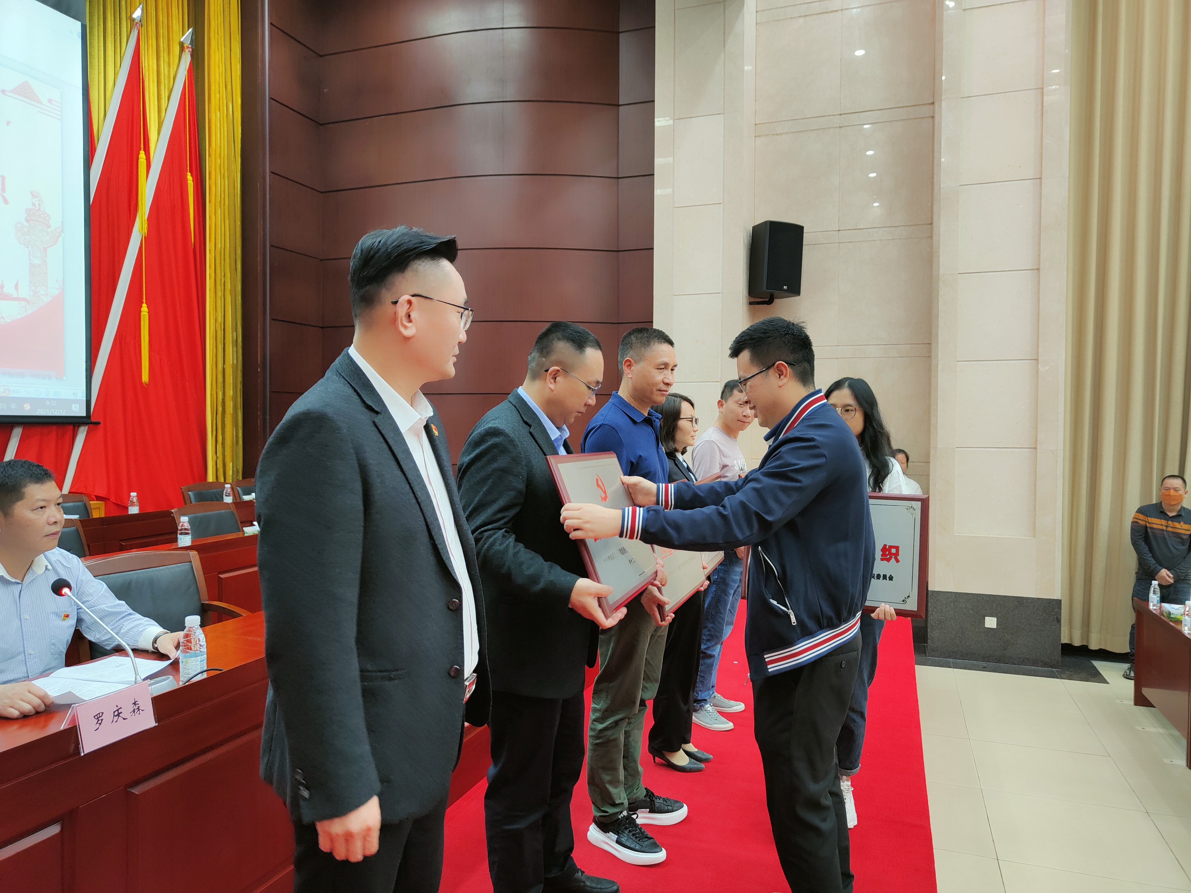 塘廈鎮(zhèn)“兩新”組織黨委副書記、黨建服務(wù)中心主任羅肖峰為三正房地產(chǎn)黨支部星級黨組織頒發(fā)了“四星級黨組織”牌匾.jpg